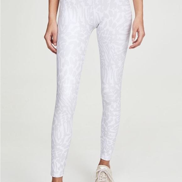 Good American Essentials Leopard Foil Crop Leggings size 8 - Picture 12 of 13